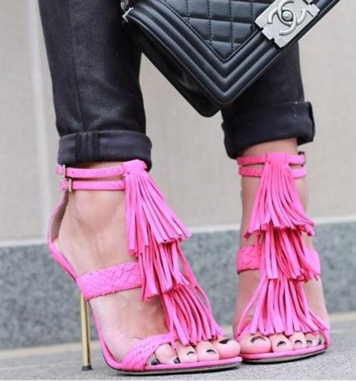chaussures-à-franges-roses-pantalon-noir-skinny