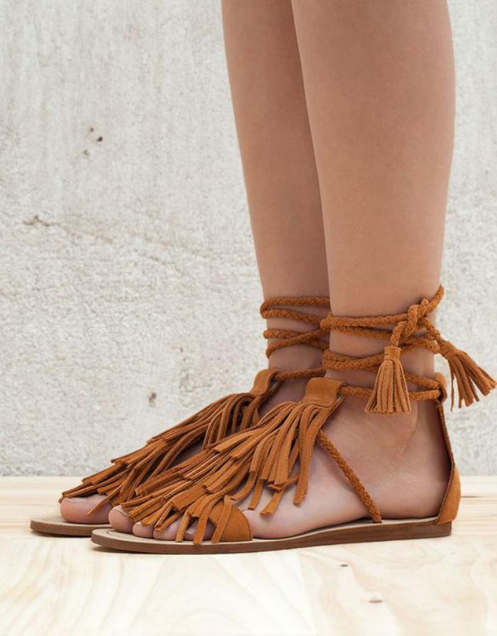 chaussures-à-franges-sandales-plates-couleur-camel