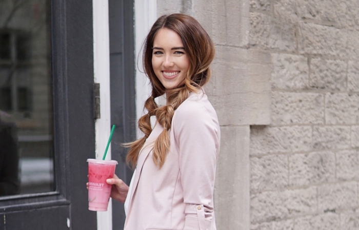 coiffure simple cheveux long, comment porter ses cheveux longs, exemple de coiffure mignon en deux tresses