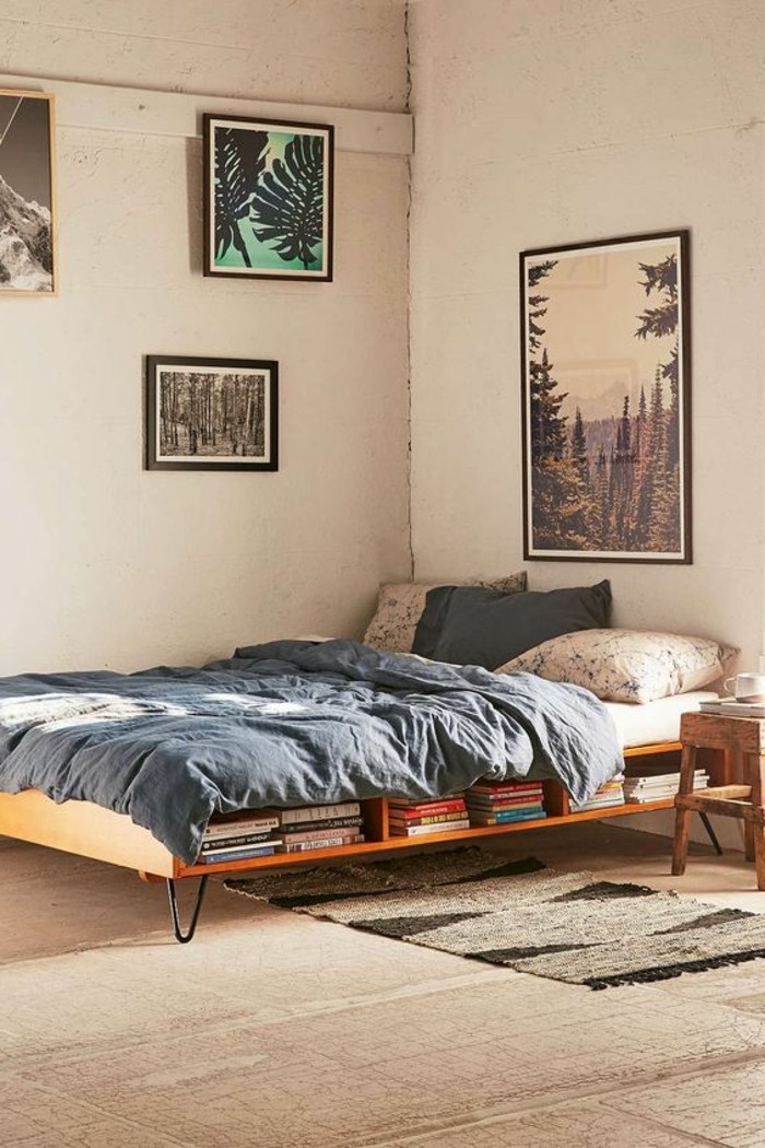 cocooning-mais-retro-conforama-chambre-fille-sol-en-tapis-beige-couverture-de-lit-en-bleu-foncé