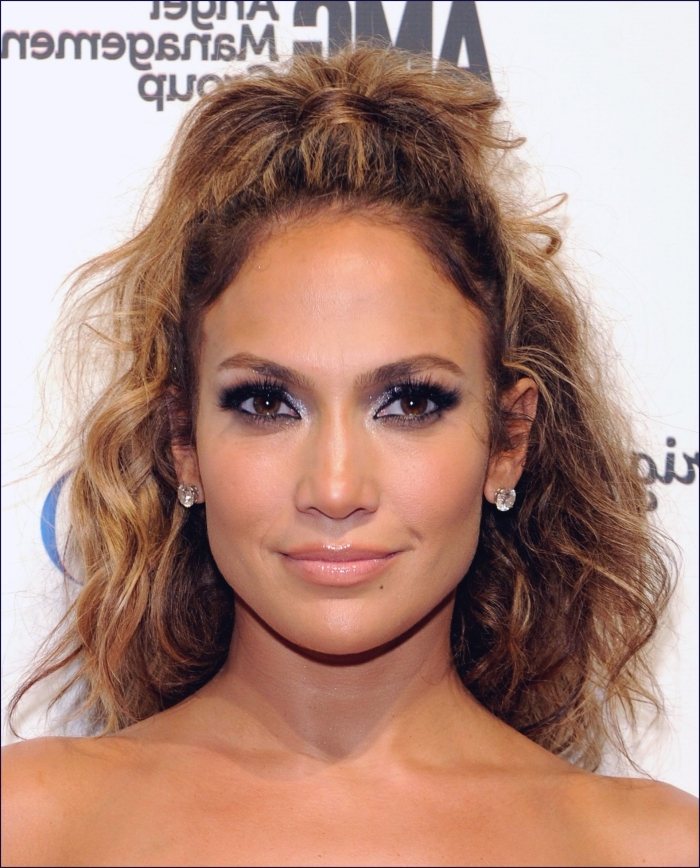 Jennifer Lopez cheveux longs châtain cuivré, coiffure simple cheveux long mi-attachés, maquillage yeux smoky