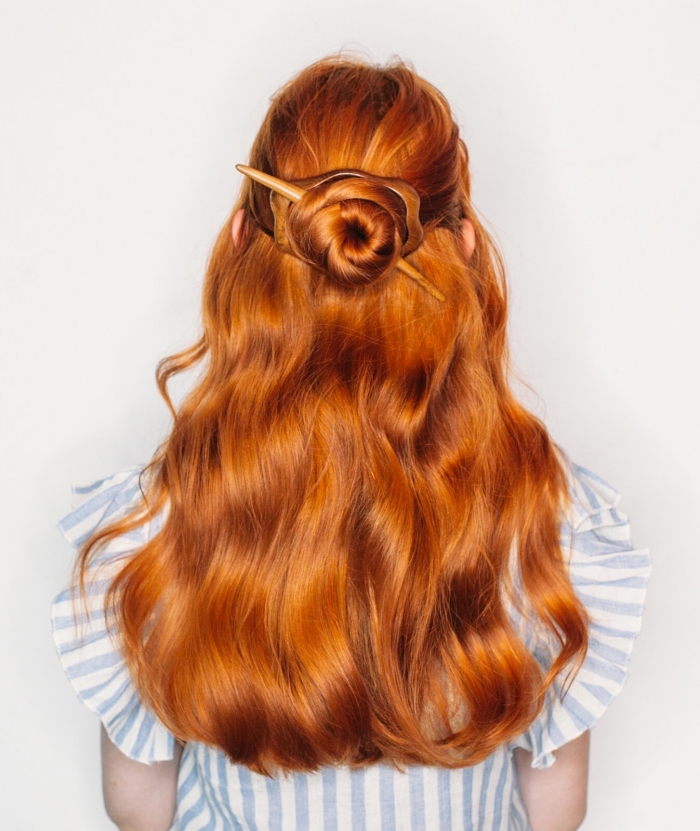 coiffure a faire soi meme, exemple de coiffure pour cheveux longs mi-attachés en chignon aux mèches twistées