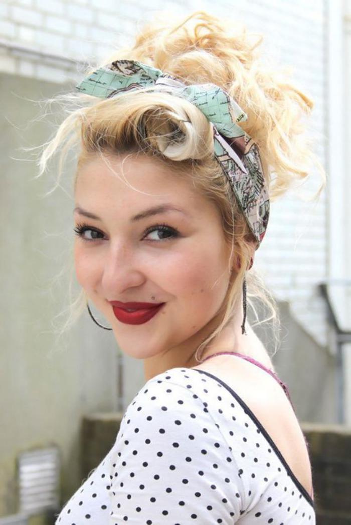 coiffure-pin-up-free-style-avec-bandeau-sur-cheveux-blonds