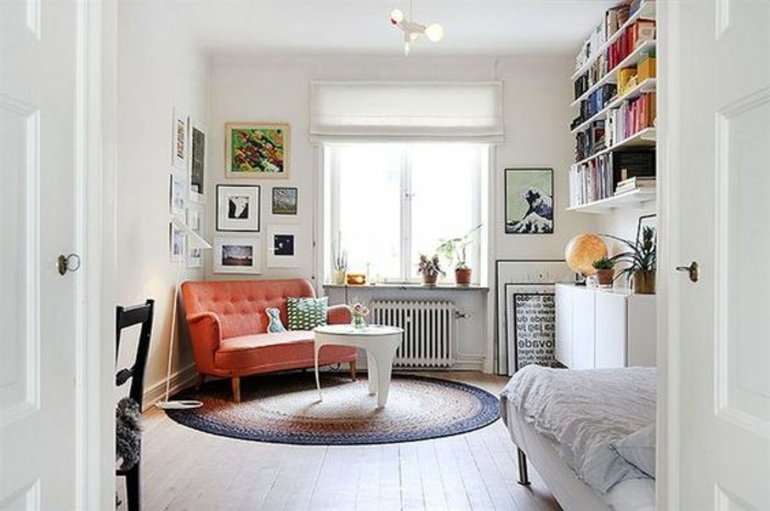 comment-amenager-un-petit-studio-tapis-rond-sol-en-planchers-canape-orange