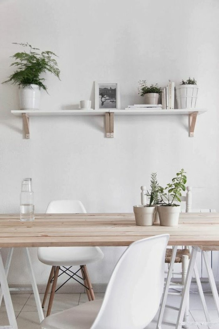 comment-decorer-la-salle-à-manger-meubles-blanches-table-en-bois-clair-murs-blancs