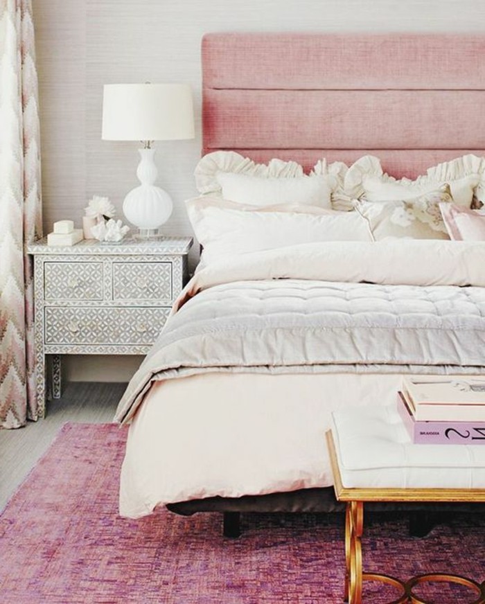 conforama-chambre-fille-en-rose-et-beige-tapis-coloré-couverture-de-lit-en-couleur-lin