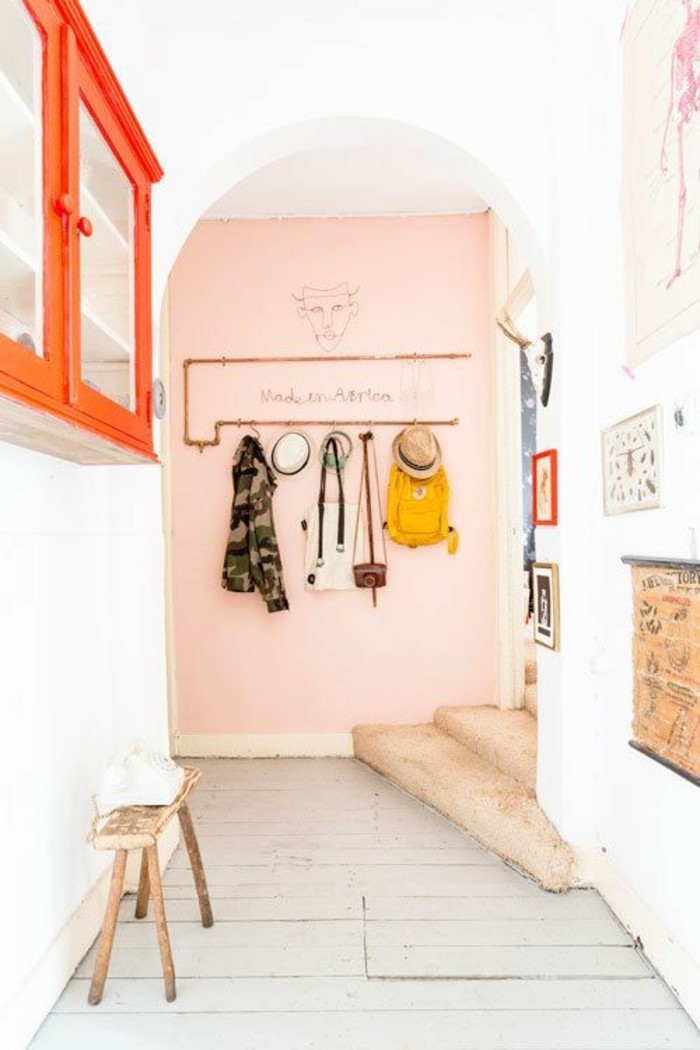 couloir-sol-en-planchers-mur-en-rose-pale-rose-saumon-peinture-murale-couloir-murs-blancs