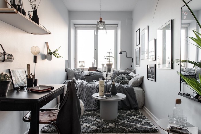 deco petit appartement en longueur aux murs blancs, canapé gris, tapis gris anthracite, table basse grise, bureau bois