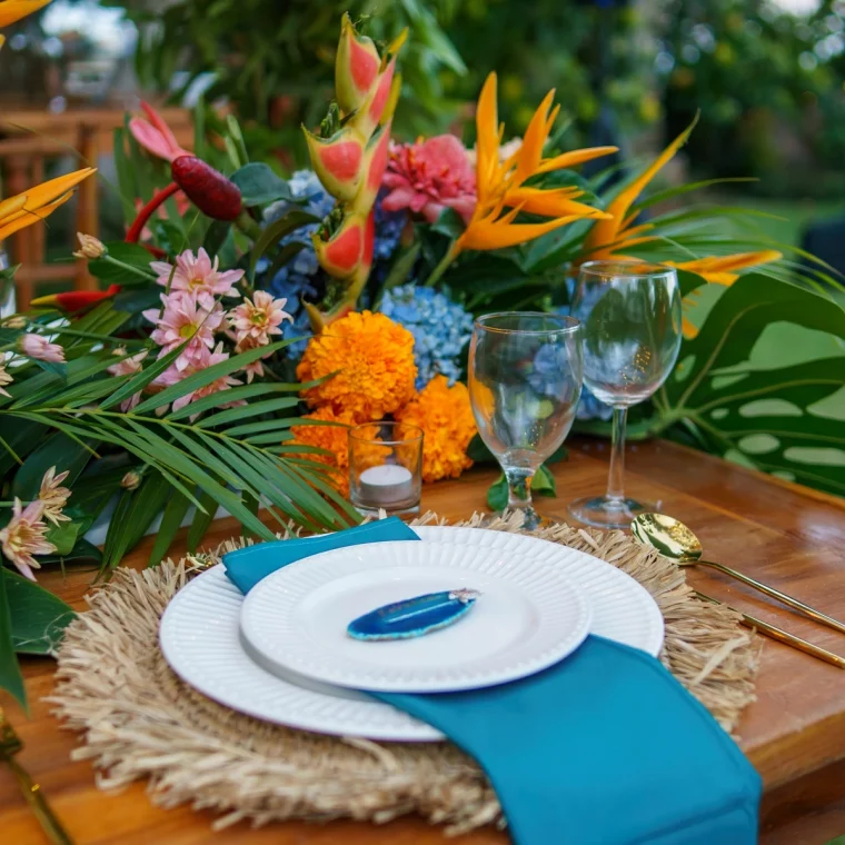 deco table blanc et bleu centre fleurs colores bouquets assiette blanche