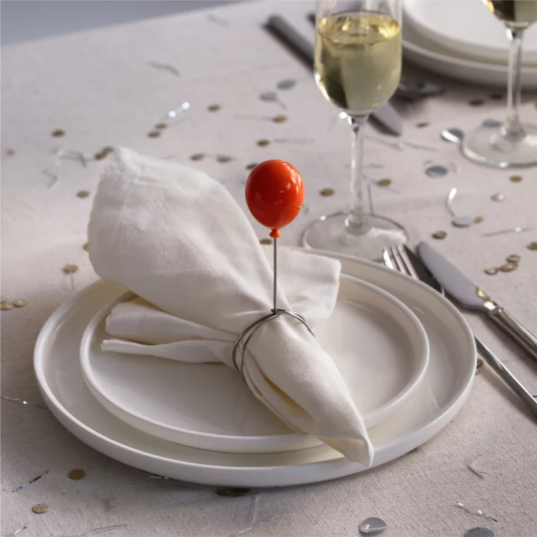 deco table nappe blanche confetti verrs assiettes blanches rond ballon
