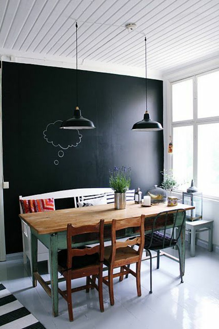 decoration-murale-pour-salle-a-manger-murs-noirs-meubles-en-bois-sol-en-planchers-gris-peint