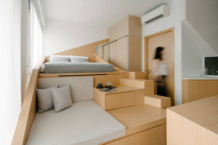 idee deco petit appartement avec mobilier bois, lit surélevé matelas gris, exemple amenagement petit espace