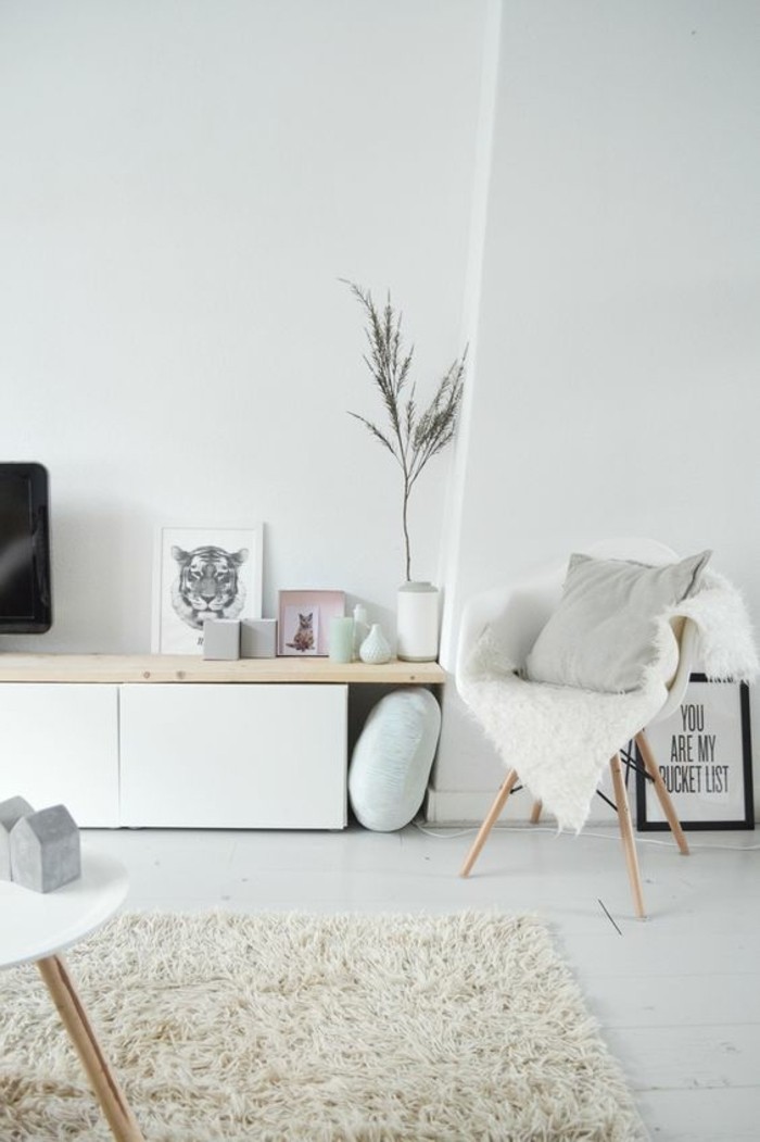 déco-appartement-étudiant-appartement-minimaliste-tapis-blanc-chaises-blanches