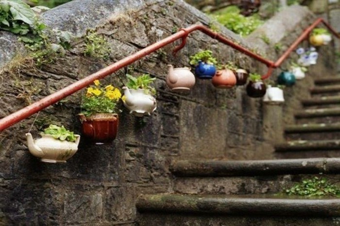 décorer-son-jardin-amenager-son-exterieur-pot-de-thé-fleurs
