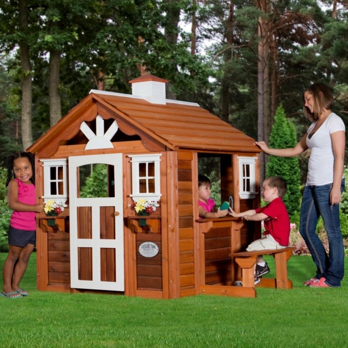 enfant-cabanes-en-bois-enfants-cool-dans-le-jardin