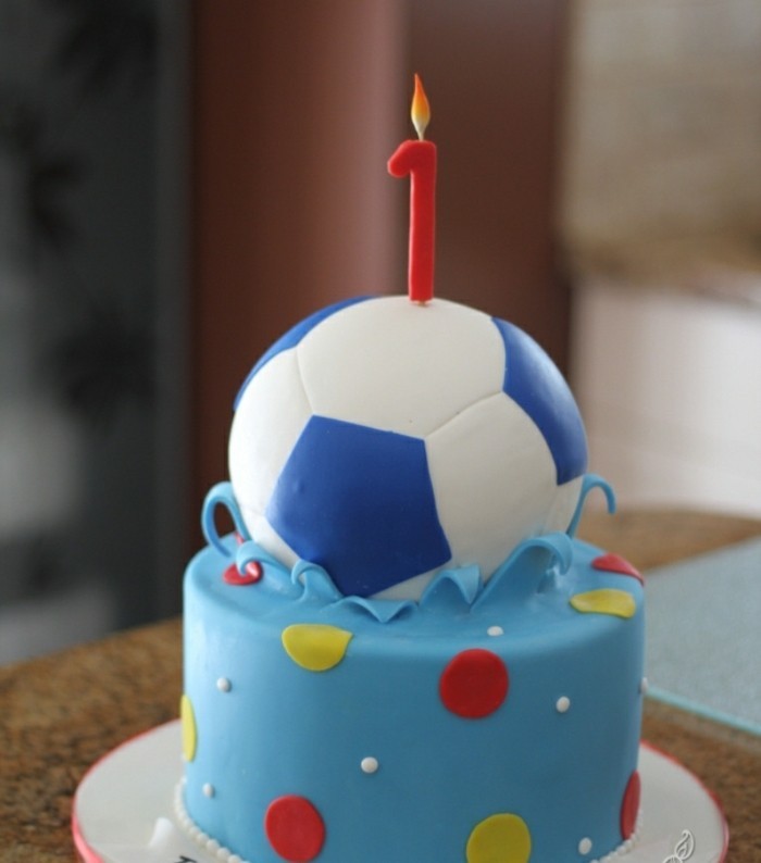 excellent-gâteau-d-anniversaire-enfants-cool-football