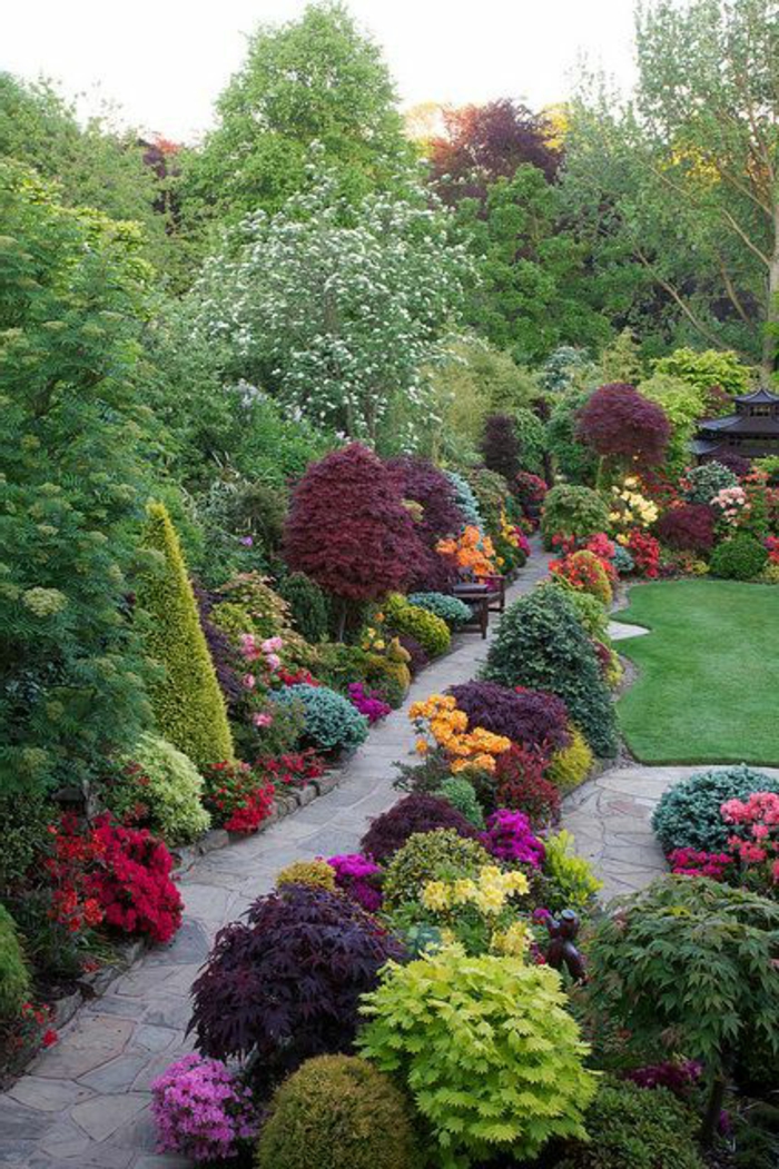 faire-une-allée-de-jardin-gravier-allée-pelouse-verte-jardin-moderne-pelouse-et-fleurs