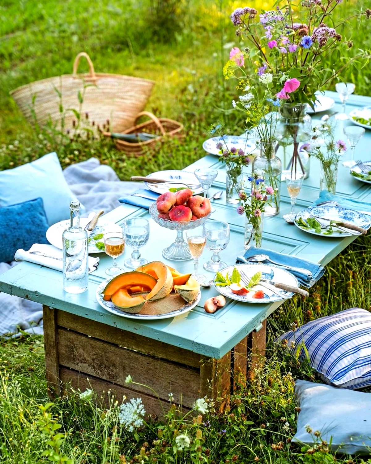 idee de deco table en palette jardin pelouse verte pic nique