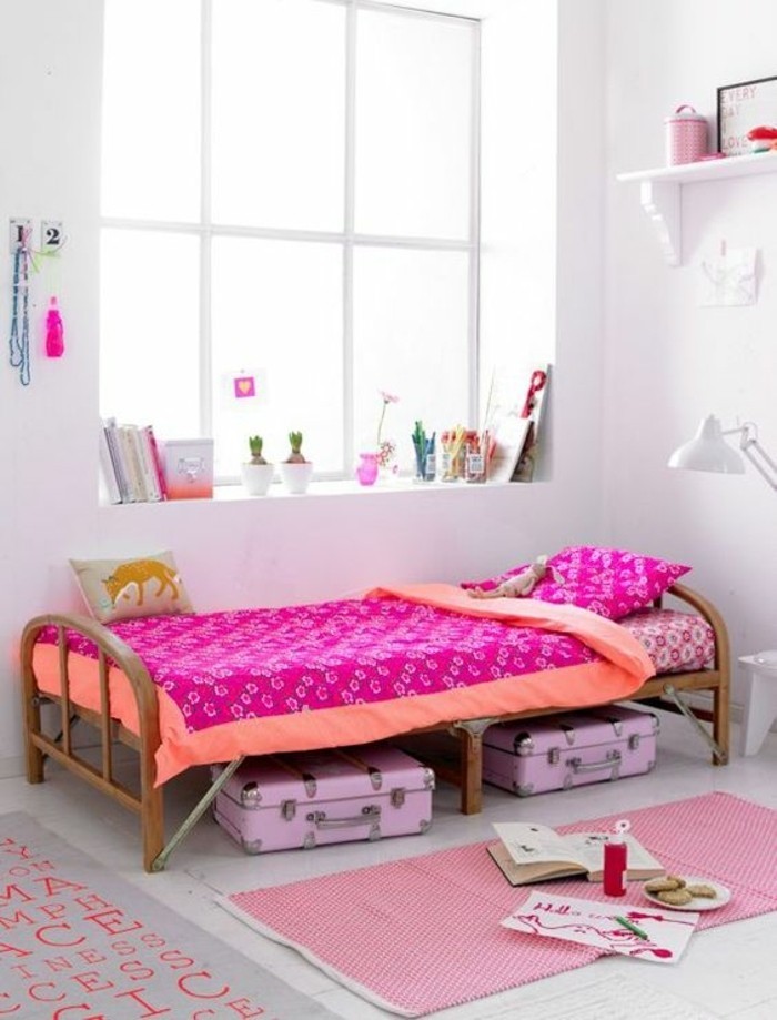 idee-deco-chambre-fille-couverture-de-lit-rose-tapis-rose-murs-blancs-grande-fenetre