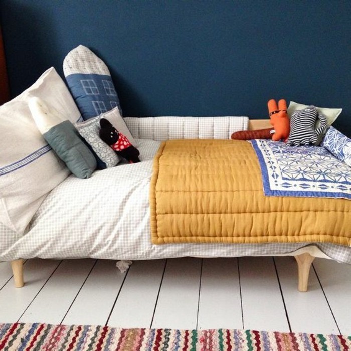 idee-deco-chambre-garcon-tapis-coloré-sol-en-planchers-beiges-mur-en-bleu-foncé