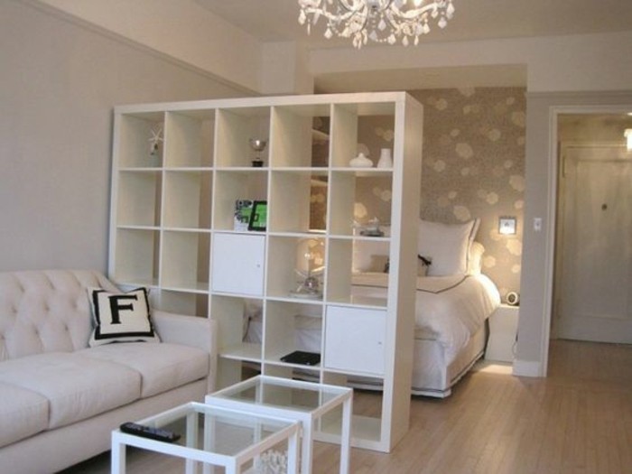 idee-rangement-petit-studio-aménager-un-studio-sol-en-parquet-clair-canapé-beige-meubles-chambre-a-coucher