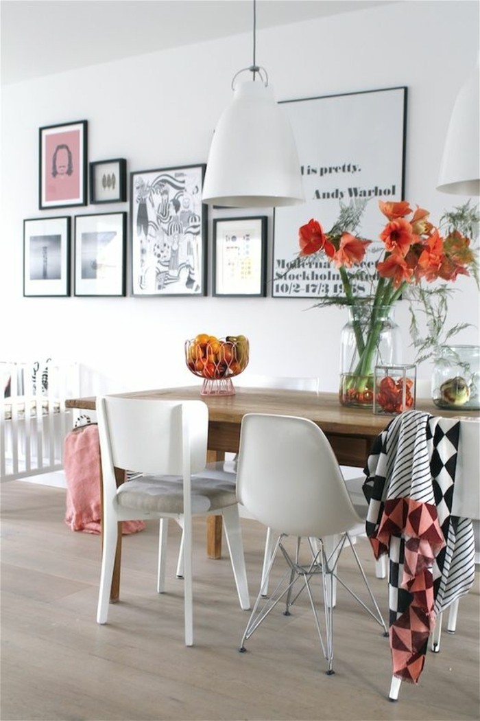 idée-déco-chambre-chaises-différentes-table-en-bois-clair-parquet-lustre-blanc-chaises-blanches
