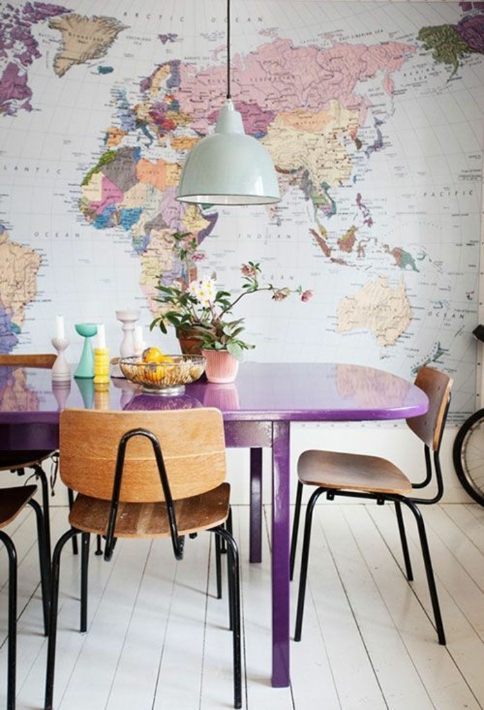 idée-déco-murale-salle-à-manger-papier-peint-design-avec-image-imprimee-chaises-en-fer-et-bois