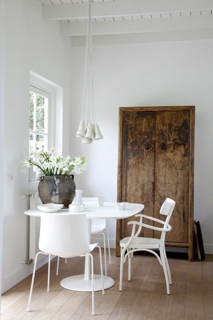 idée-déco-récup-salle-a-manger-sol-en-planchers-bois-clair-meubles-blancs-petite-fenetre
