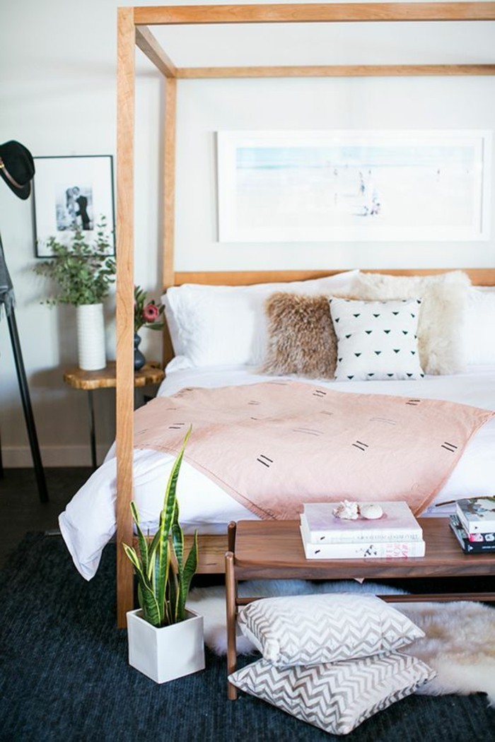 idées-pour-la-chambre-d-ado-fille-couverture-de-lit-rose-murs-en-rose-encadrement-de-lit-en-bois-plantes-vertes-d-interieur