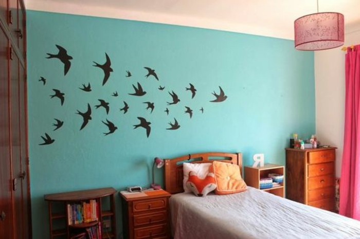 idées-pour-la-chambre-d-ado-mur-en-bleu-clair-deco-avec-stickers-adhesifs-avec-oiseaux