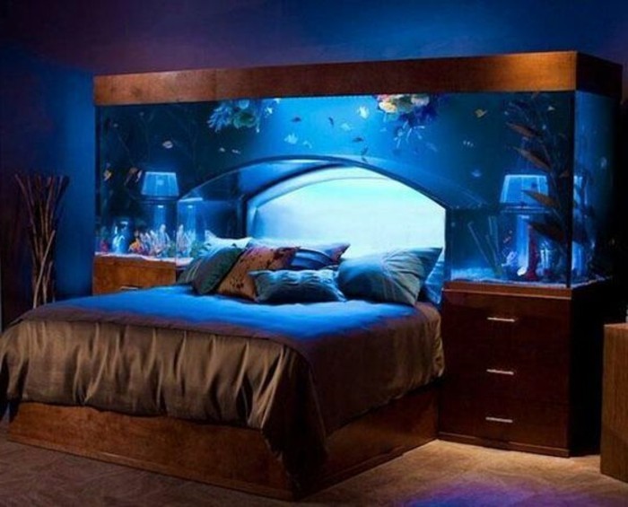 jolie-chambre-à-coucher-tete-de-lit-capitonnée-aquarium-lit