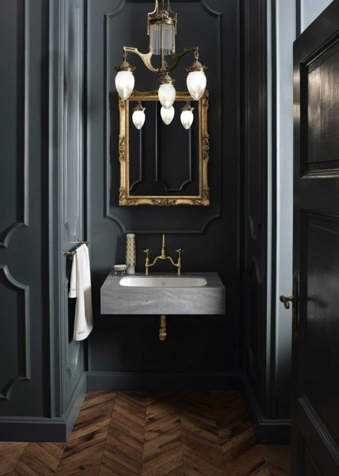jolie-salle-de-bain-anthracite-foncé-sol-en-parquet-bois-clair-miroir-mural-lampe-design