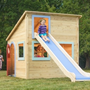 La maisonnette en bois qui aide vos enfants jouer plus librement