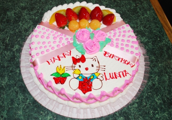 le-gâteau-d-anniversaire-enfants-délicieux-hello-kitty