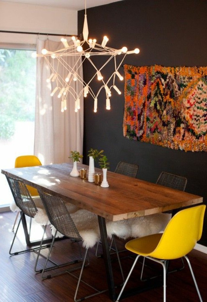 lustre-design-chic-chaises-jaunes-en-plastique-de-couleur-jaune-comment-décorer-une-chambre