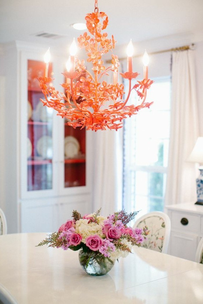 magnifique-lustre-saumon-couleur-avec-grande-table-et-fleurs-chaises-dans-la-salle-de-séjour