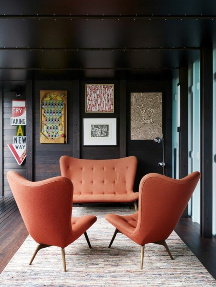 meubles-en-saumon-couleur-foncée-tapis-coloré-mur-et-sol-en-planchers