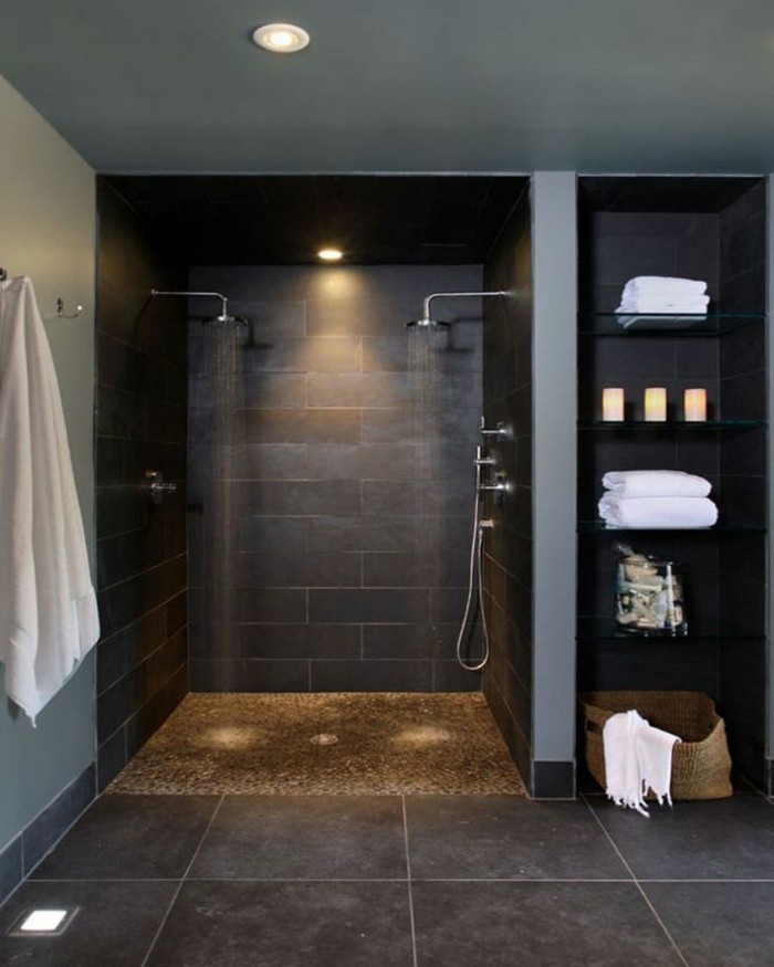 modele-douche-a-l-italienne-double-avec-un-espace-bien-pratique-pour-les-serviettes-resized