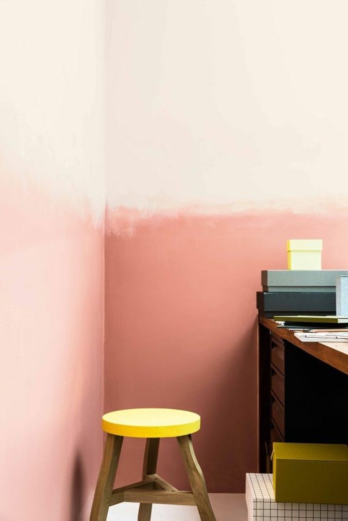 mur-couleur-ombré-balnc-rose-saumon-couleur-chaise-basse-en-bois-marron-et-jaune