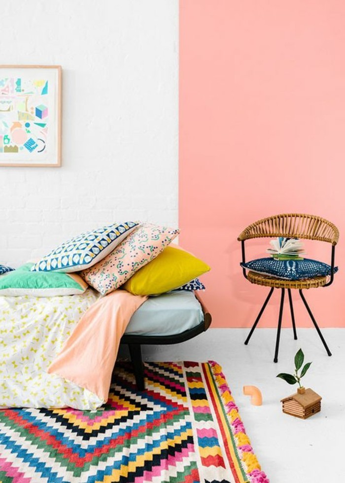 mur-double-couleurs-blanc-rose-tapis-coloré-sol-blanc-chaise-en-rotin-et-fer