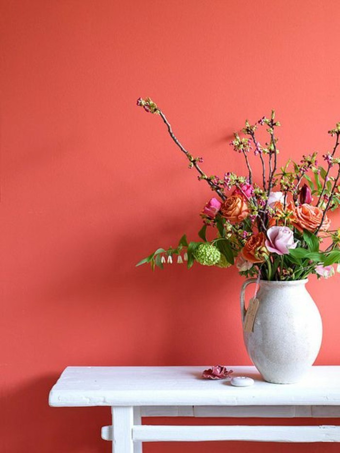 mur-saumon-couleur-rose-orange-mur-fleurs-d-intérieur-mur-coloré-meuble-blanc