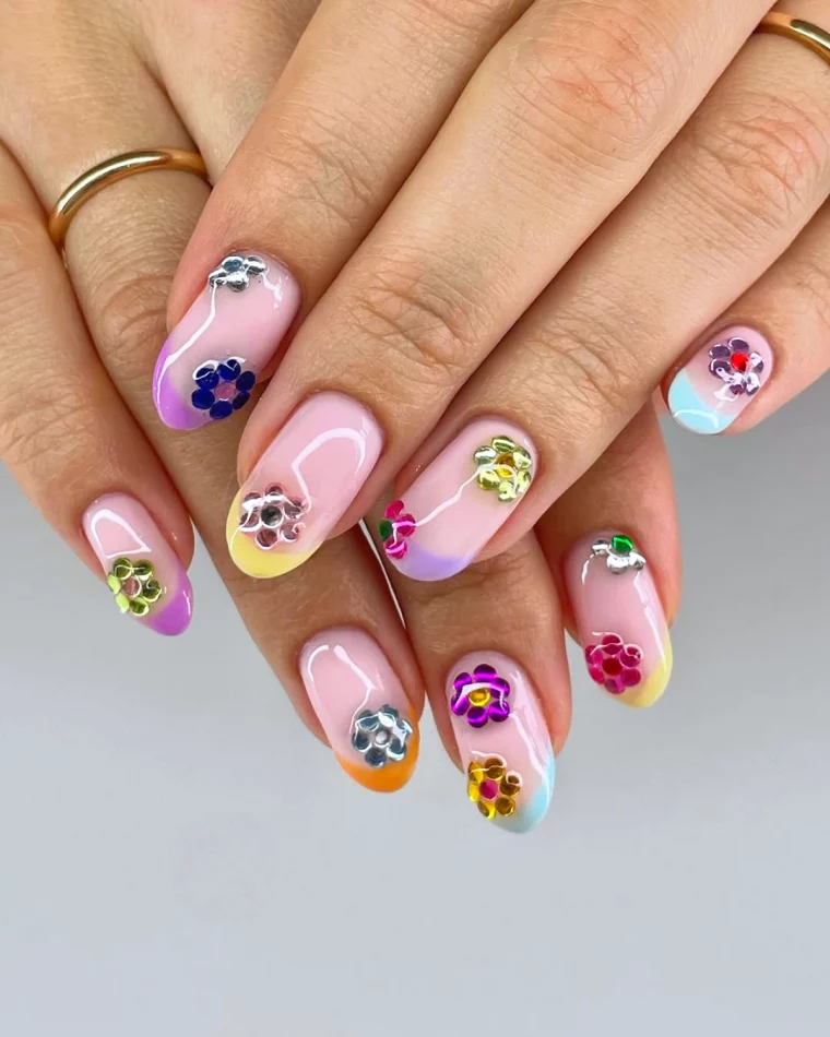 ongles gel avec des strass en forme de fleurs