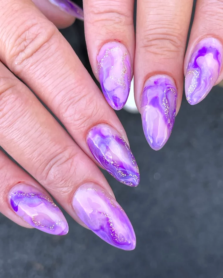 ongles ombres couleeurs violettes tendance manucure 2025