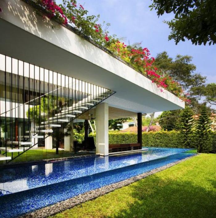 piscine-en-verre-et-toiture-végétalisée-architecture-moderne