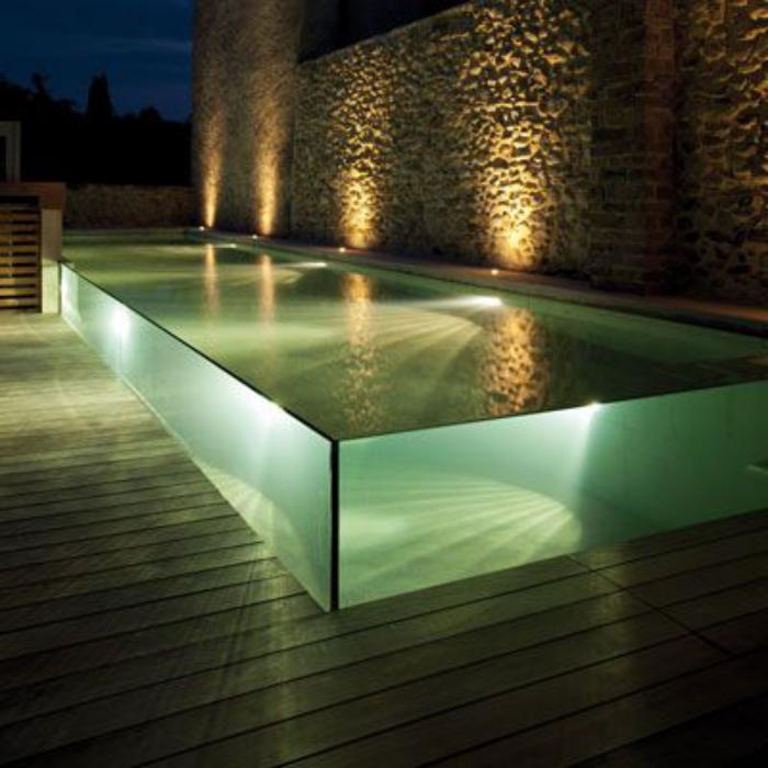 piscine-en-verre-grande-piscine-rectangulaire-sur-une-terrassse-en-bois