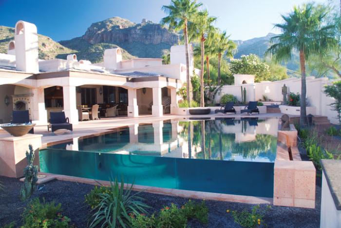 piscine-en-verre-hôtel-avec-vue-tropicale