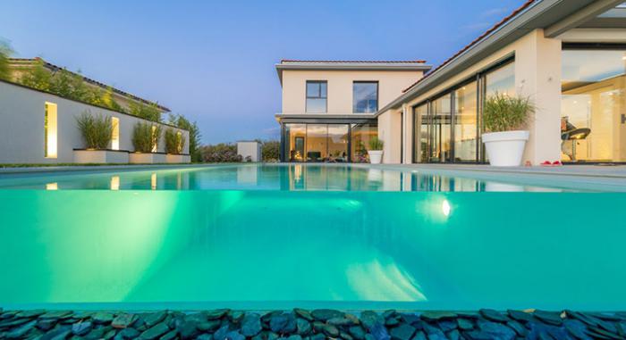 piscine-en-verre-magnifique-devant-une-grande-maison-contemporaine