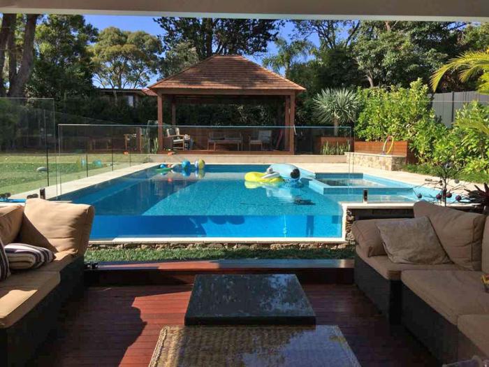 piscine-en-verre-piscine-de-luxe-et-salon-de-jardin