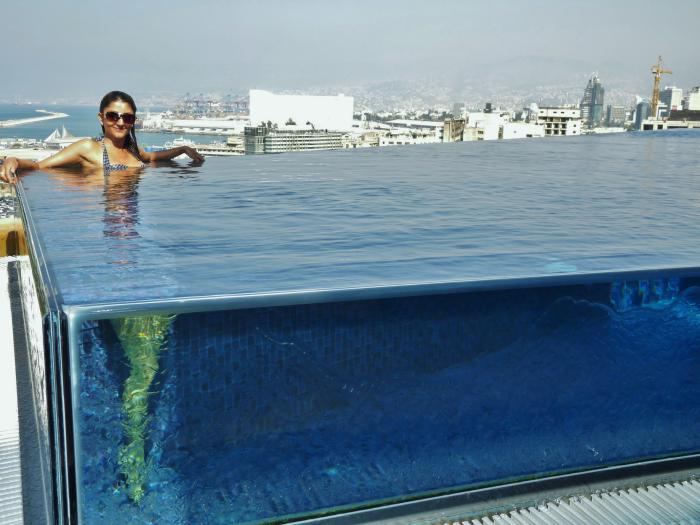 piscine-en-verre-piscine-infinie-sur-un-toit-terrasse