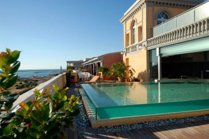 piscine-en-verre-sur-une-terrasse-au-bord-de-la-mer
